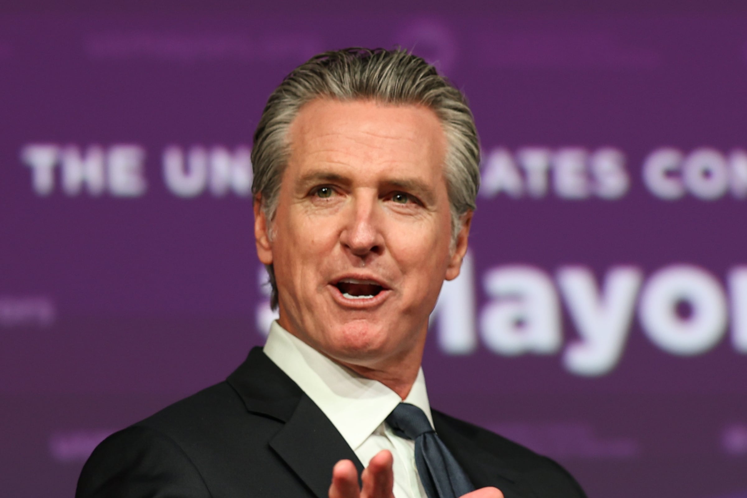 EL gobernador de California, Gavin Newsom, aprobó una ley que beneficiará a los estudiantes que sufren por el calor (Foto: U.S. Mayors / Flickr)