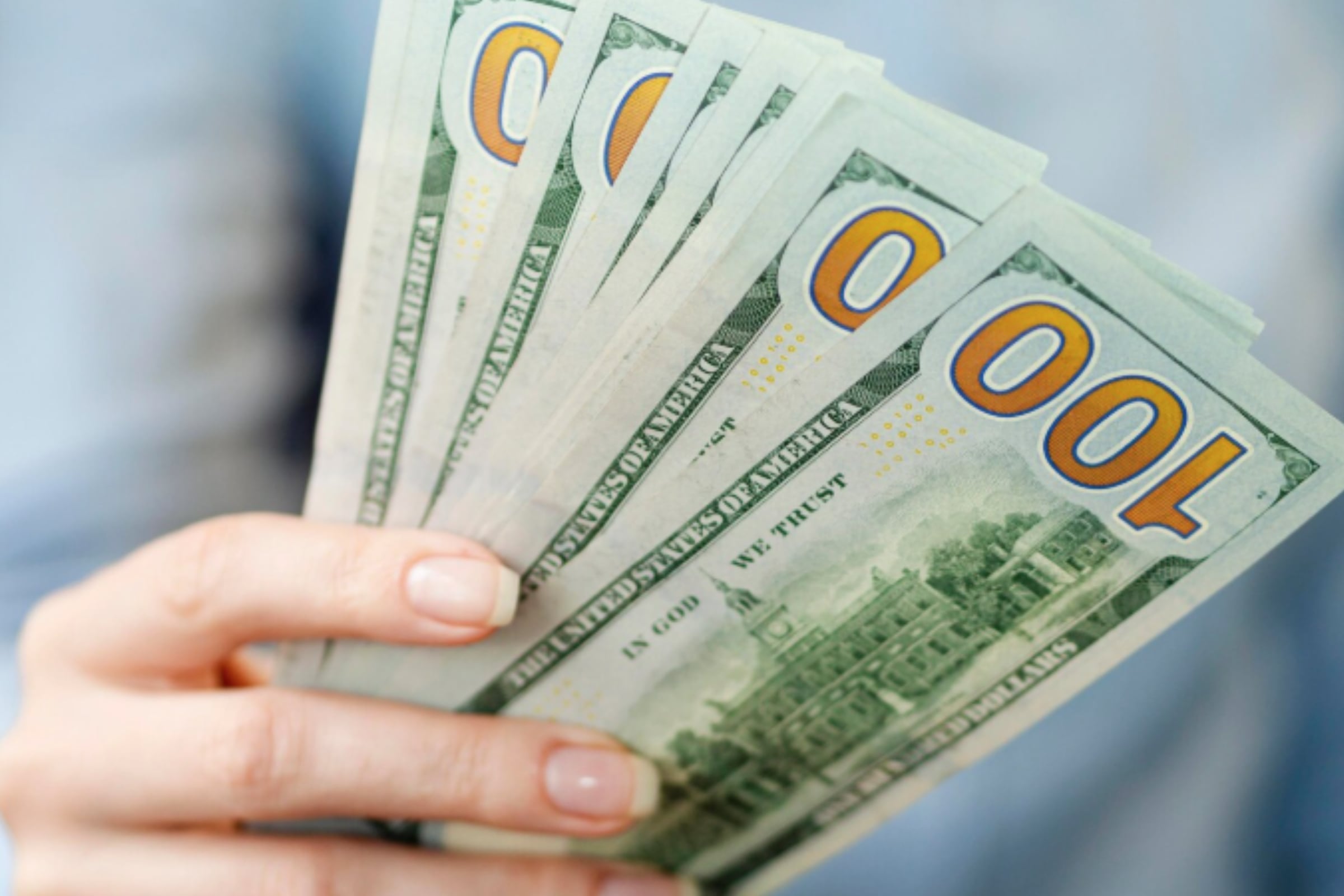 La tarjeta Finabien suele fijar un monto fijo de comisión sin importar la cantidad de dinero enviado. (Crédito: Magnific / Imagen referencial)