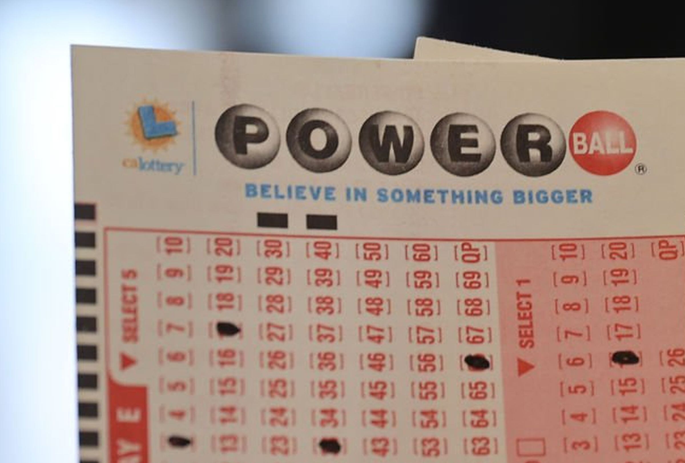 Descubre aquí en qué local en Carolina del Norte se vendió el boleto de Powerball ganador de $100 mil. (Foto: Anadolu / Getty Images)