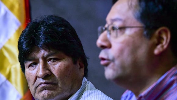 Luis Arce habla junto al expresidente de Bolivia, Evo Morales, durante una conferencia de prensa, en Buenos Aires, el 27 de enero de 2020. (Foto de RONALDO SCHEMIDT / AFP )