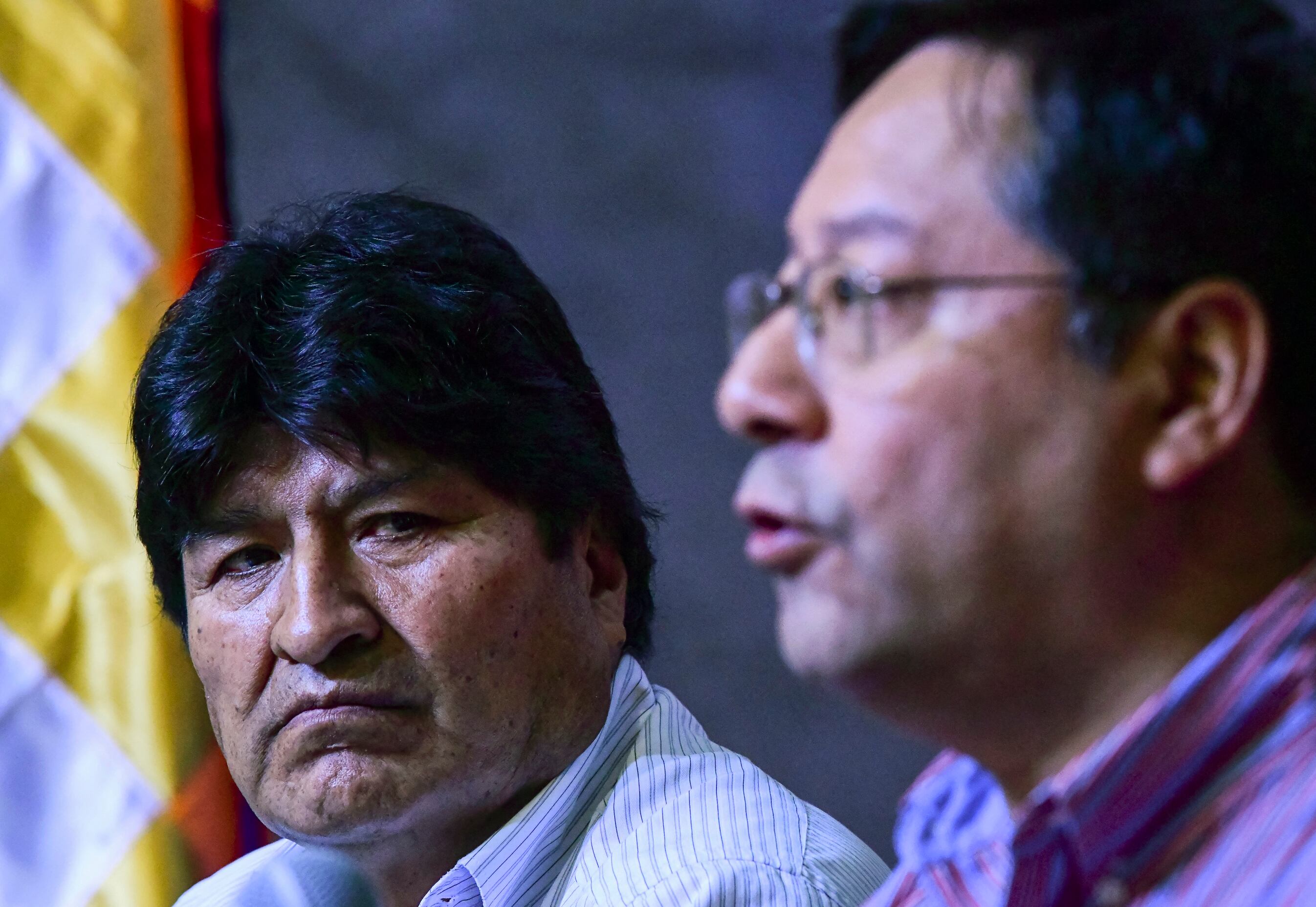 Luis Arce habla junto al expresidente de Bolivia, Evo Morales, durante una conferencia de prensa, en Buenos Aires, el 27 de enero de 2020. (Foto de RONALDO SCHEMIDT / AFP )
