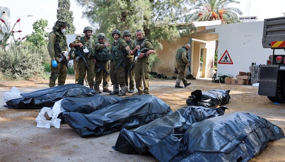 Los soldados israelíes se preparan para retirar los cuerpos de sus compatriotas, muertos durante un ataque de militantes palestinos. (Foto: AFP)