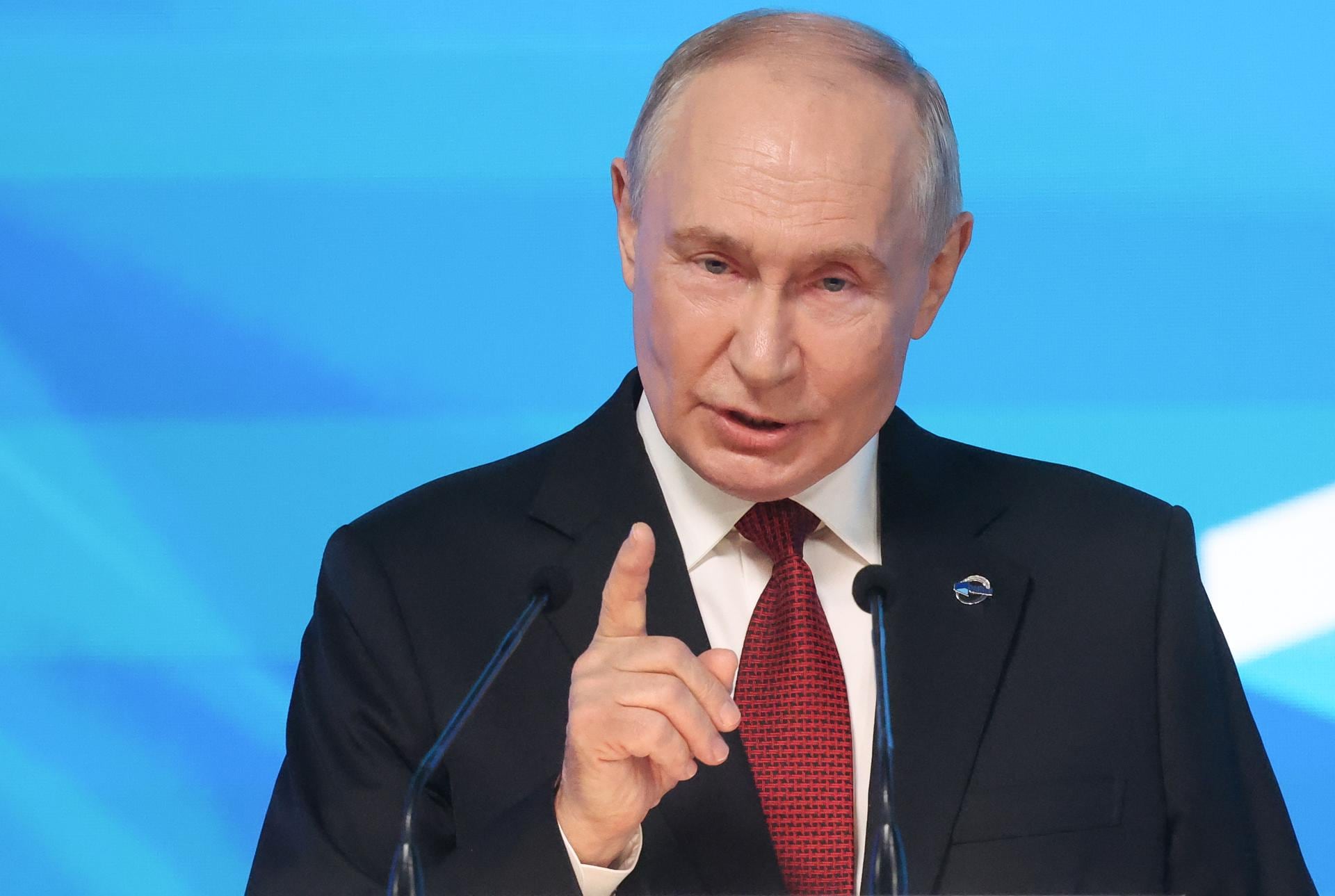 Putin afirmó que está dispuesto a un acuerdo con Ucrania, pero advirtió que el ejército ruso cumplirá sus objetivos si no prospera la vía negociadora. (EFE/EPA/MAXIM SHIPENKOV).