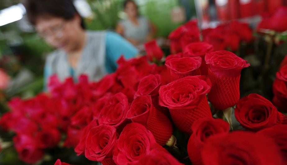 San Valentín: Globos y ramilletes inundan los pasillos del mercado de flores por el día del amor. (Anthony Niño de Guzmán)