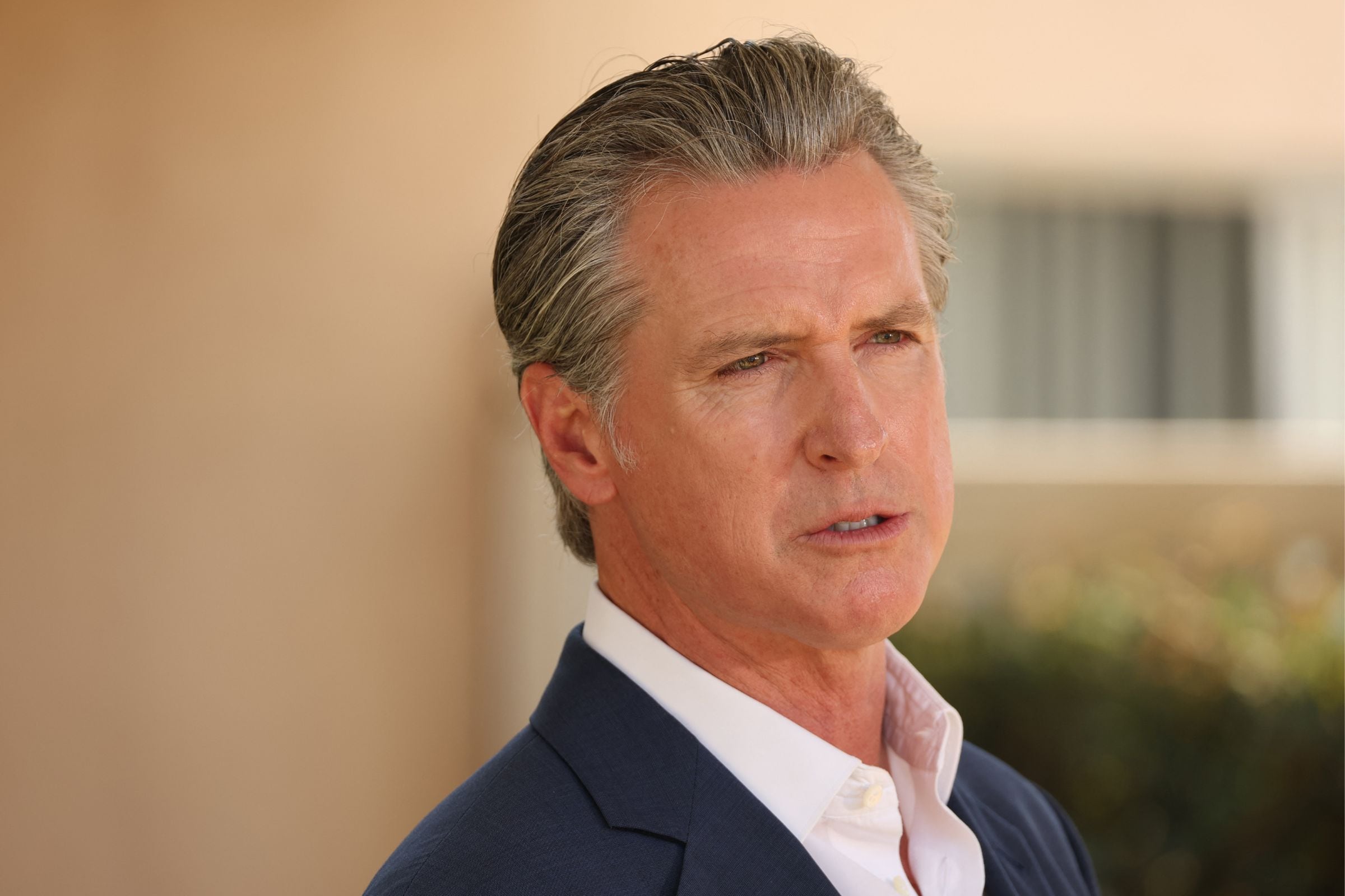 Todos los analistas políticos apuntan a que la amenaza de Donald Trump tiene en la mira como una de los estados santuarios más conflictivos a California, gobernada por Gavin Newsom (Foto: AFP)