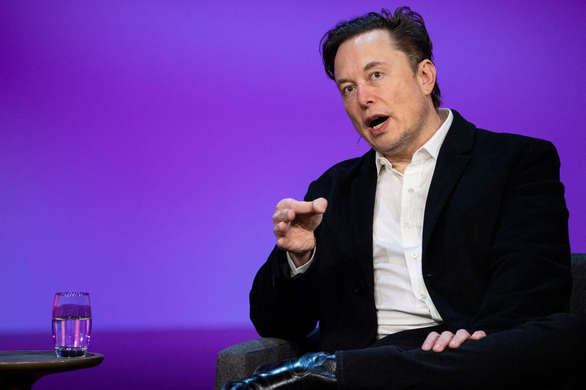 Elon Musk habla durante una entrevista con el director de TED, Chris Anderson, en la conferencia TED2022: A New Era en Canadá, el 14 de abril de 2022. (Foto: Ryan Lash / TED Conferences, LLC / AFP)
