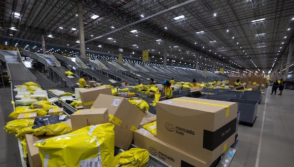 Trabajadores clasifican productos empaquetados en centro logístico de MercadoLibre en São Paulo, Brasil, el viernes 24 de noviembre de 2023.