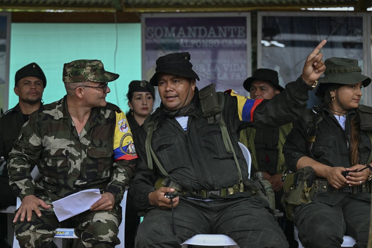 El comandante disidente de las FARC-EP, Calarca (C), habla con el comandante Ivan Mordisco (I) durante una reunión con comunidades locales en San Vicente del Caguán, departamento de Caquetá, Colombia, el 16 de abril de 2023. Foto: JOAQUIN SARMIENTO / AFP