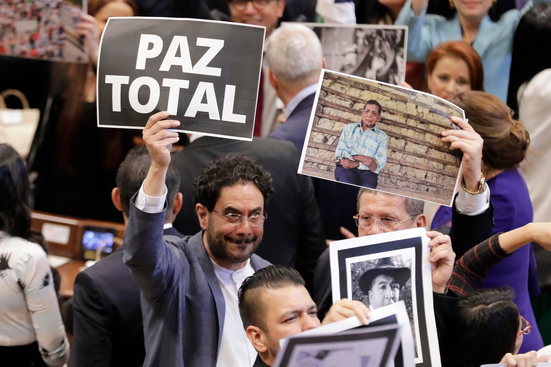 Fotografía de archivo fechada el 20 de julio de 2022 que muestra al senador Iván Cepeda mientras sostiene un cartel que dice "Paz Total", durante la instalación del nuevo Congreso de Colombia. (EFE/ Carlos Ortega).