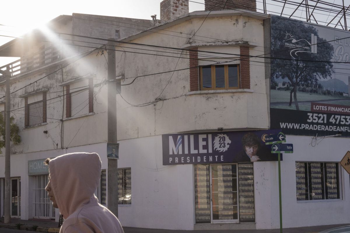 Una oficina del partido La Libertad Avanza de Javier Milei en el centro de Deán Funes, Provincia de Córdoba, Argentina el 8 de noviembre de 2023.