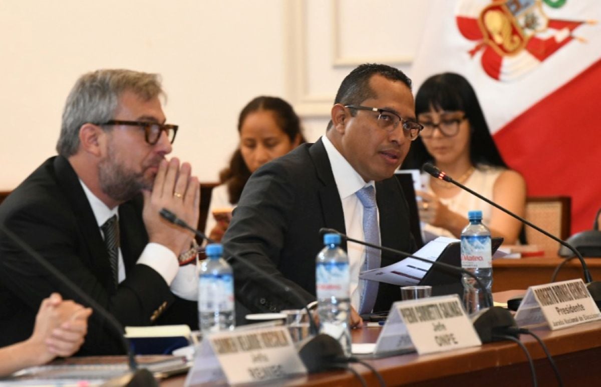 Roberto Burneo reiteró ante el Congreso que la entidad enfrenta un considerable déficit para los comicios de 2026 y sostuvo que los recursos son clave para garantizar la fiscalización y la legalidad del proceso. Foto: JNE.