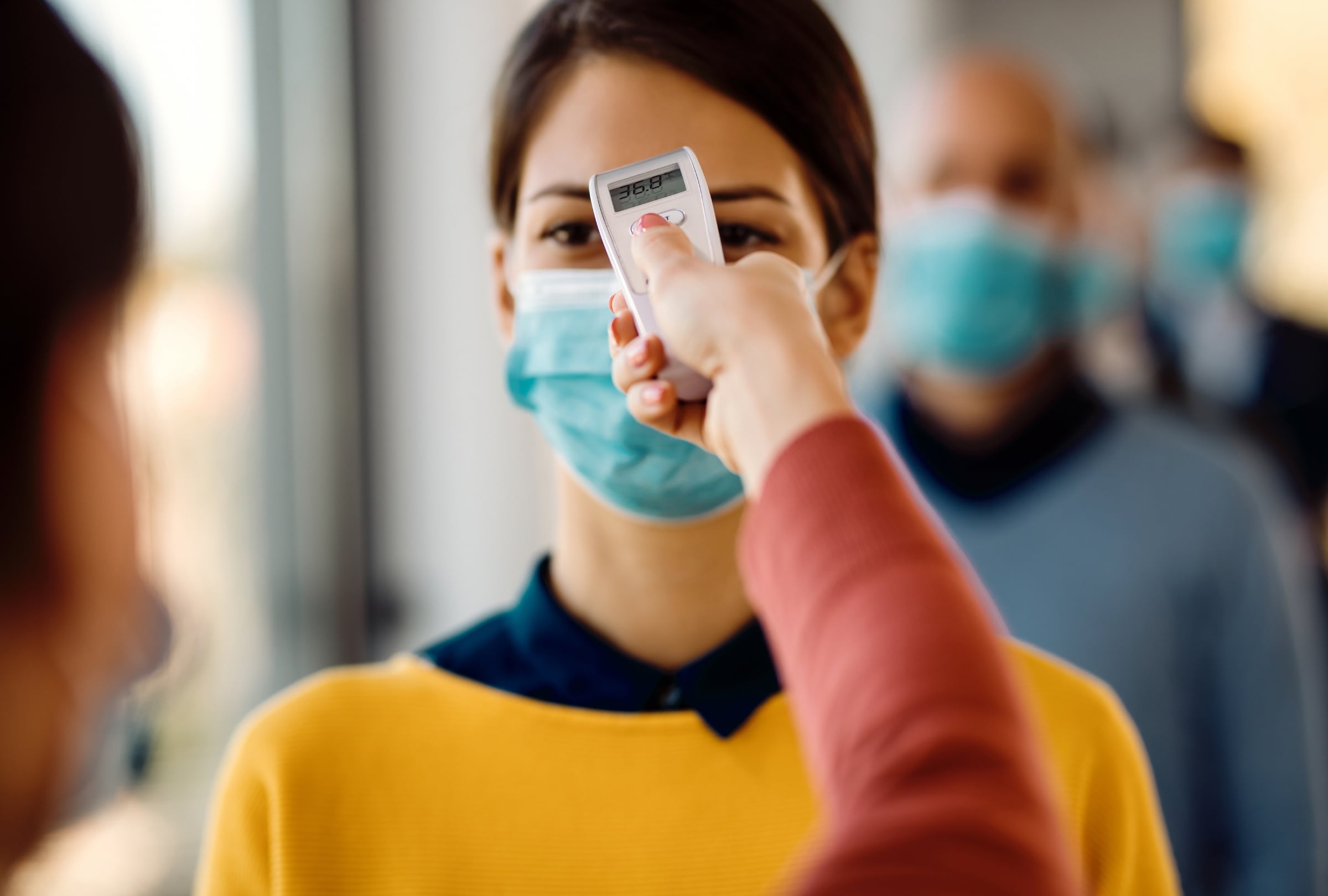 En plena alerta sanitaria por la influenza, es fundamental tomar decisiones acertadas sobre cuándo buscar atención médica (Foto: Freepik)