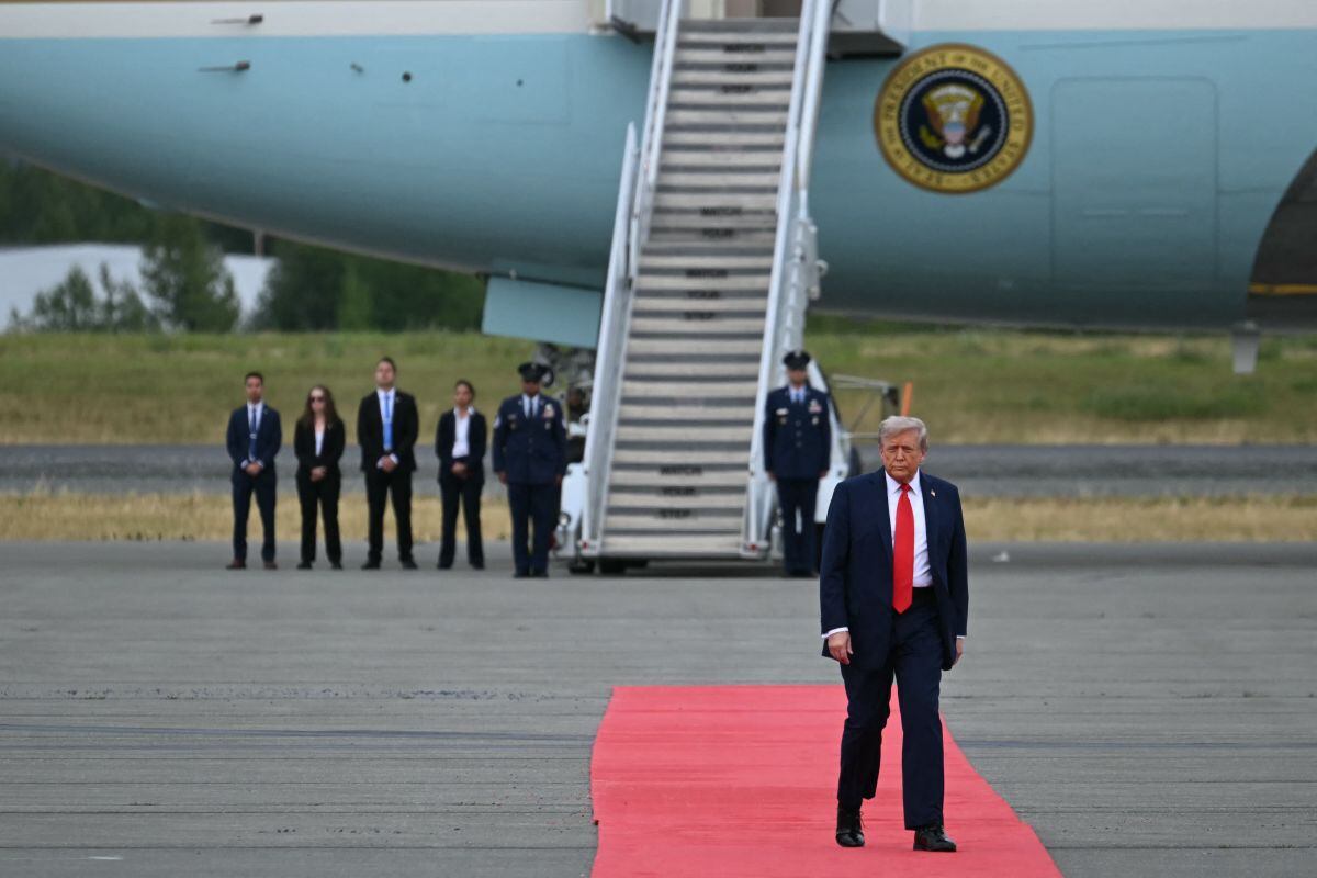 El presidente de Estados Unidos, Donald Trump, camina por la alfombra roja antes de saludar al presidente ruso, Vladimir Putin, en la Base Conjunta Elmendorf-Richardson en Anchorage, Alaska, el 15 de agosto de 2025. Foto: ANDREW CABALLERO-REYNOLDS / AFP
