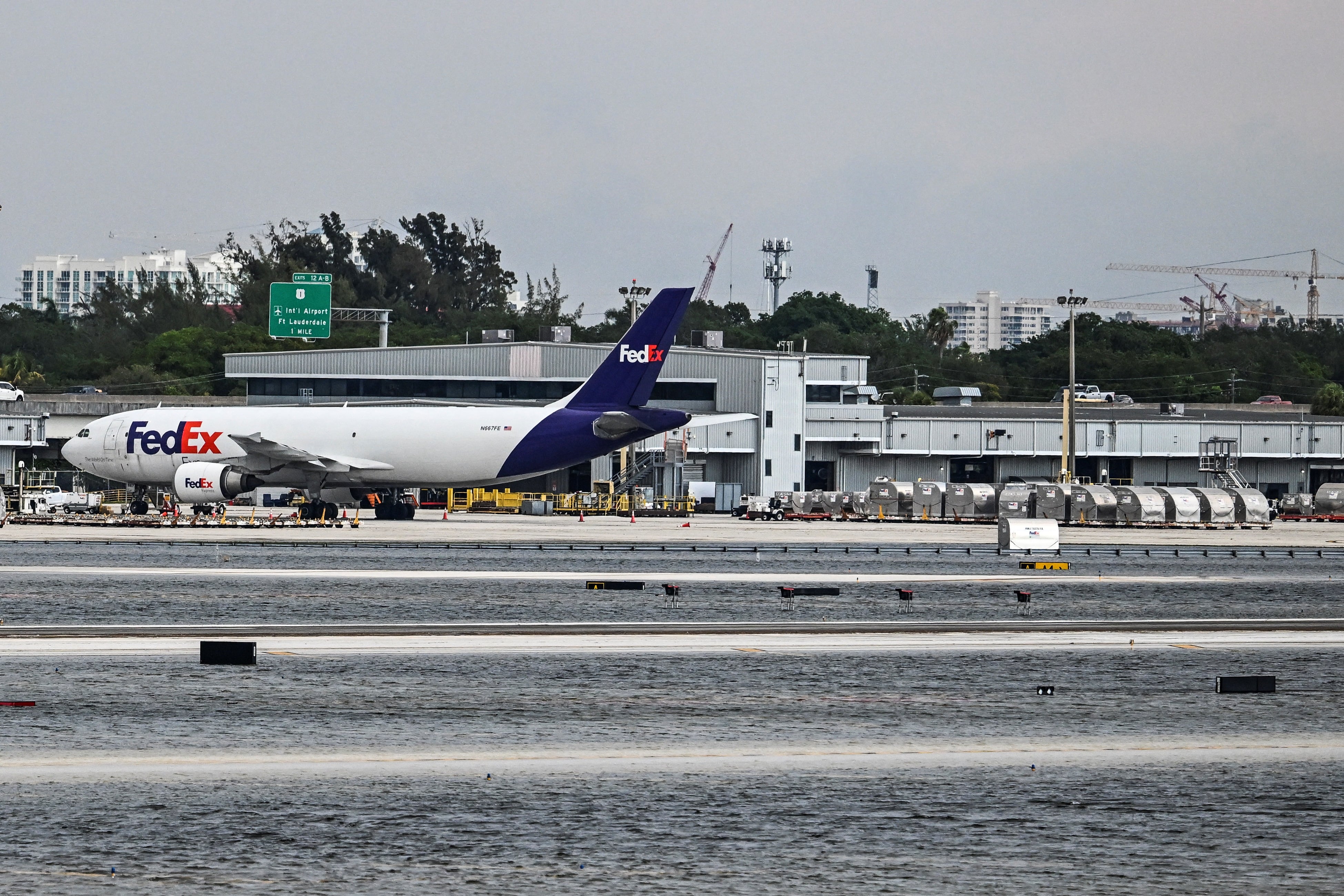 Las lluvias torrenciales provocaron la cancelación de vuelos en los aeropuertos de Miami y Fort Lauderdale (Foto: AFP)