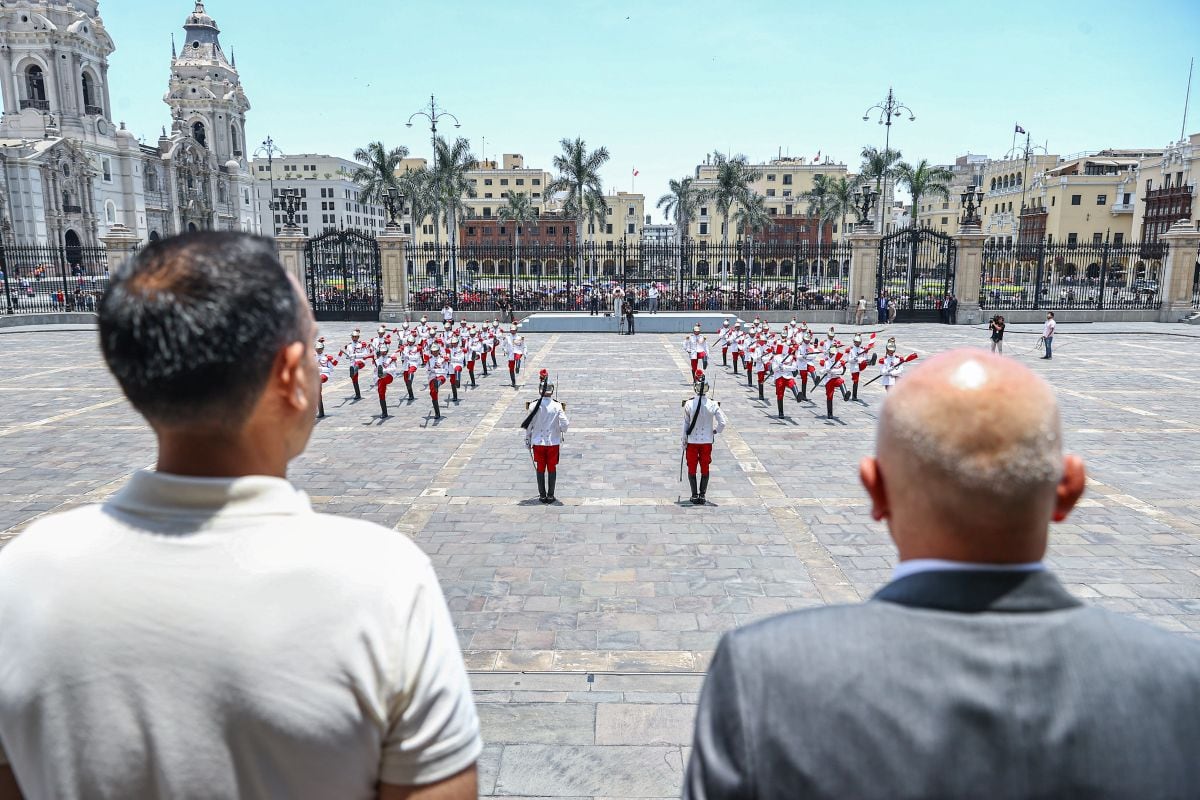José Jerí, acompañado del titular de la PCM, Ernesto Álvarez, presenciando el cambio de guardia de este martes. Foto: Presidencia.