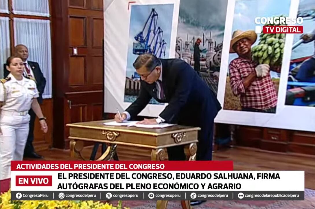 El presidente del Congreso, Eduardo Salhuana, firmó la autógrafa de ley que permite el retiro de hasta el 100% de la CTS. Foto: Captura Congreso.