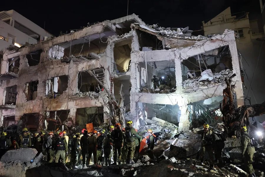 Servicios de emergencia israelíes en un edificio impactado por un misil iraní, en Tel Aviv (Israel). (Foto: EFE)