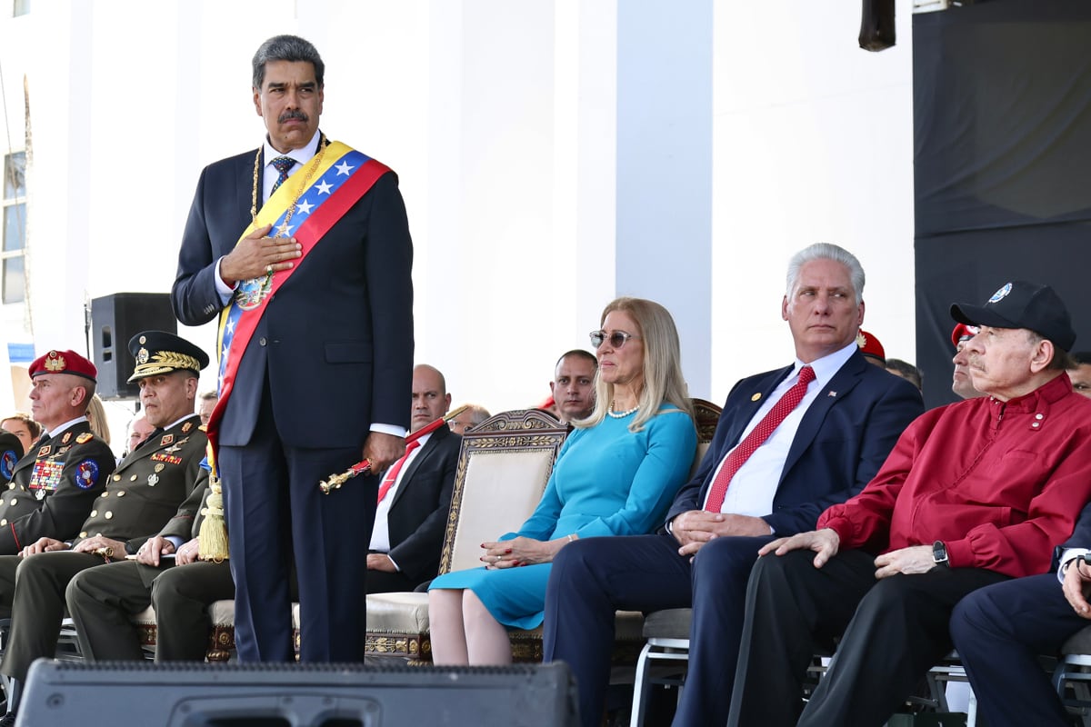 El líder chavista Nicolás Maduro, su esposa Cilia Flores, el presidente de Cuba, Miguel Díaz-Canel y su homólogo de Nicaragua, Daniel Ortega, en Caracas, Venezuela, el 10 de enero de 2025. (Foto de Alejandro Azcuy / Presidencia de Cuba / EFE)