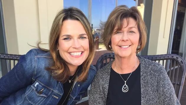 Nancy Guthrie (derecha), junto a su hija Savannah, famosa presentadora de la cadena NBC News de Estados Unidos. (Instagram de Savannah Guthrie).