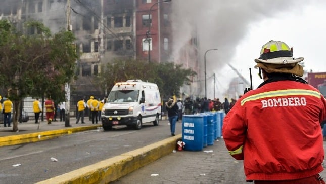 El contrato con el Cuerpo de Bomberos del Callao incluye trajes estructurales, cascos, guantes y capuchas de protección. (Foto: archivo).