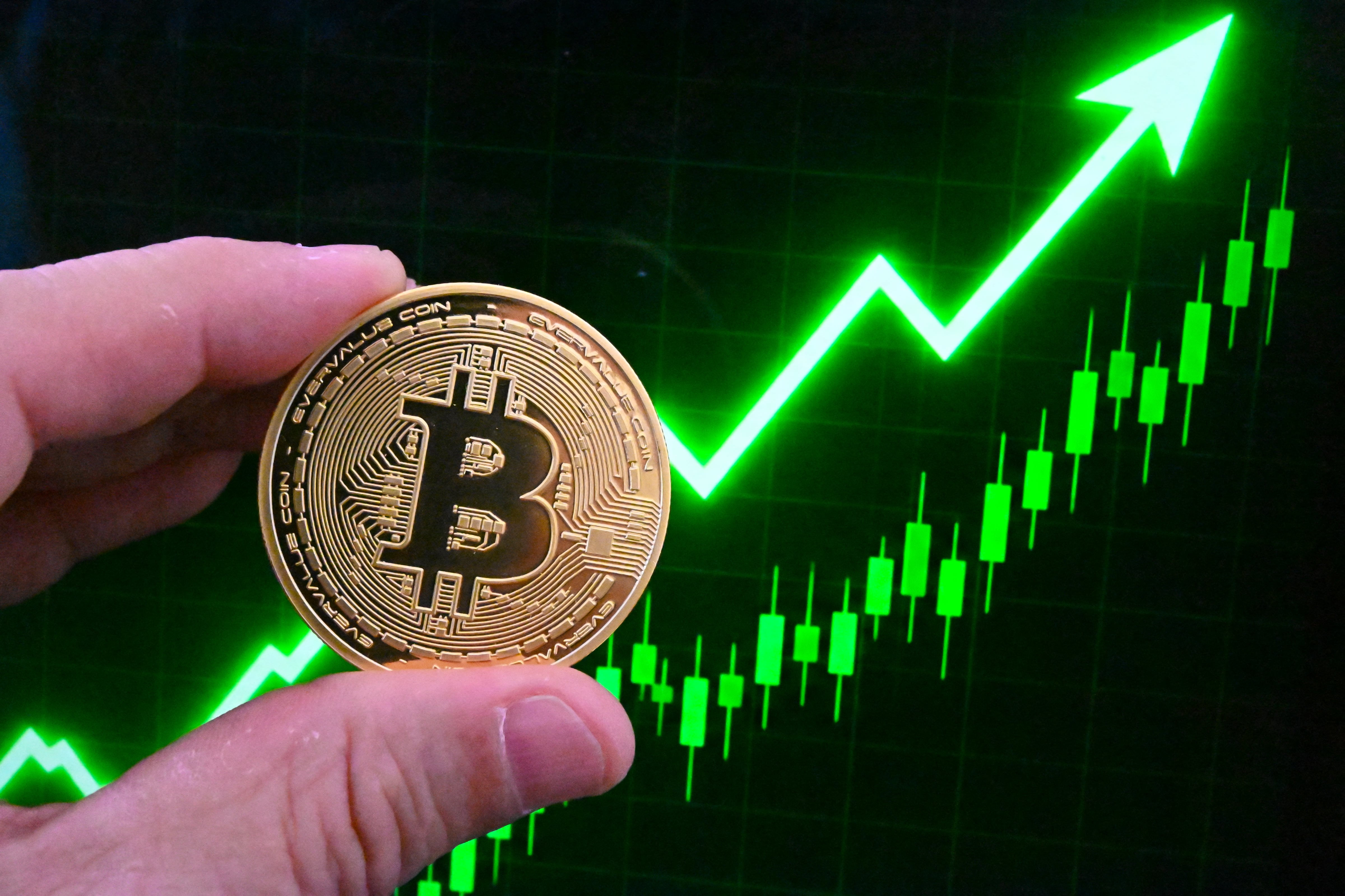 Pese a las recientes alzas en la cotización de la criptomoneda, todavía no se superan las dos caídas diarias más grandes del año en el precio de Bitcoin. (Foto de Joao Luiz Bulcao / Hans Lucas vía AFP).
