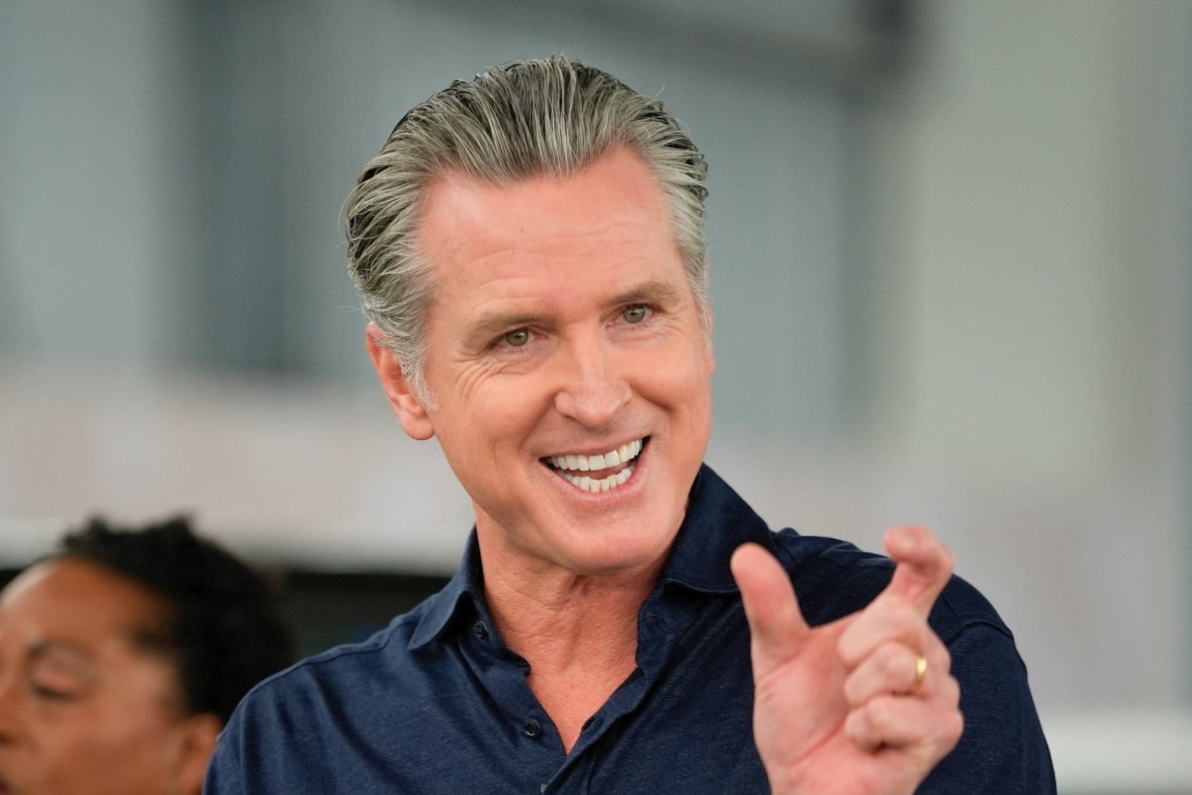 Gavin Newsom la respaldó públicamente: California cambiará las reglas para comprar llantas de reemplazo