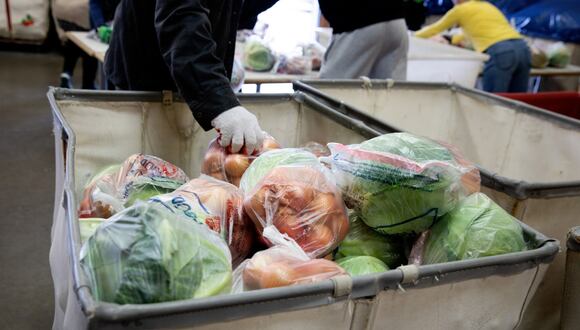 Alimentos en bolsas distribuidos en la despensa de alimentos de la Cruz Roja Estadounidense en Boston, EE.UU. Fotógrafo: Kayana Szymczak/Bloomberg