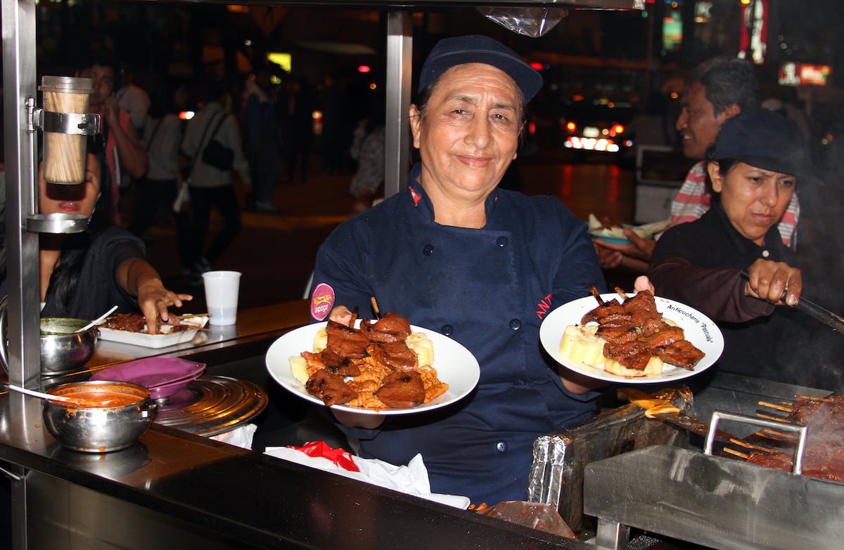 Anticuchos peruanos con papas y choclo, una de las preparaciones criollas más solicitadas por delivery.