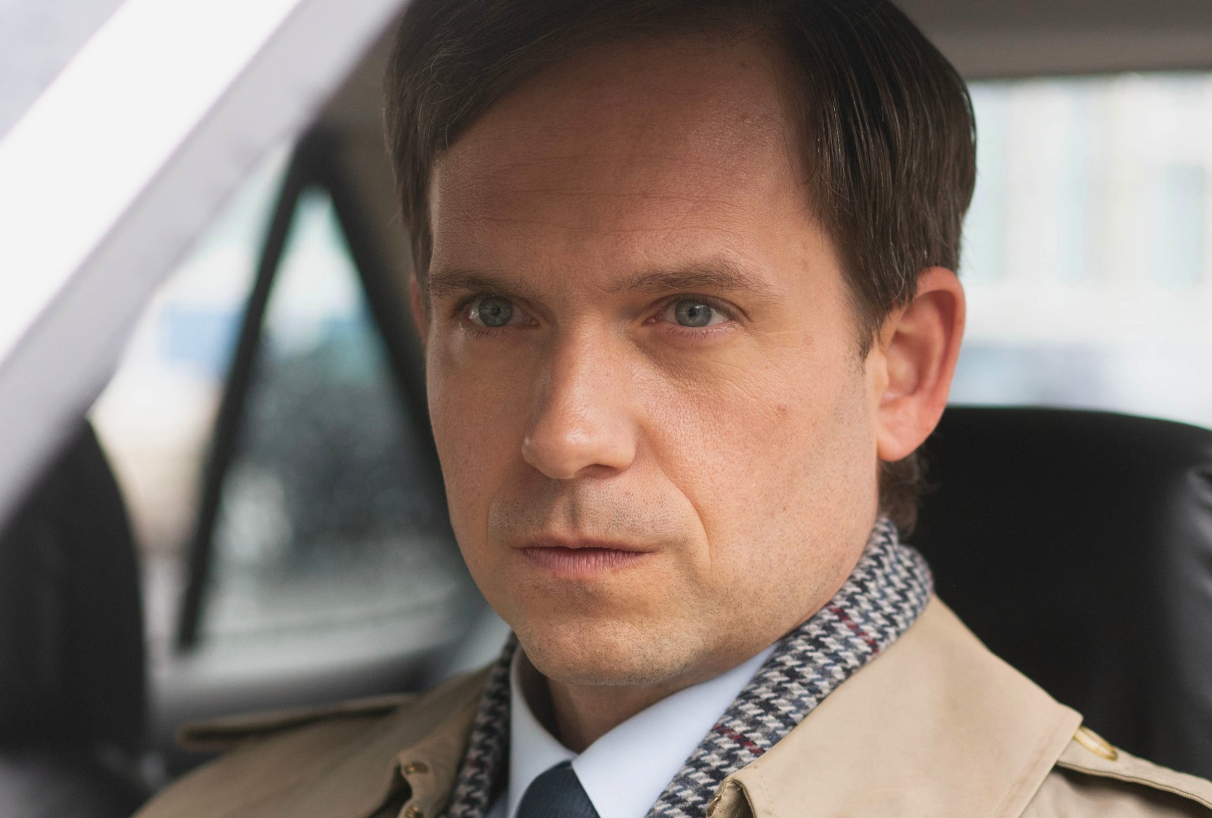 El actor Patrick J. Adams asume el rol de Dick Marquise a lo largo de la serie "The Bombing of Pan Am 103" (Foto: BBC One / Netflix)