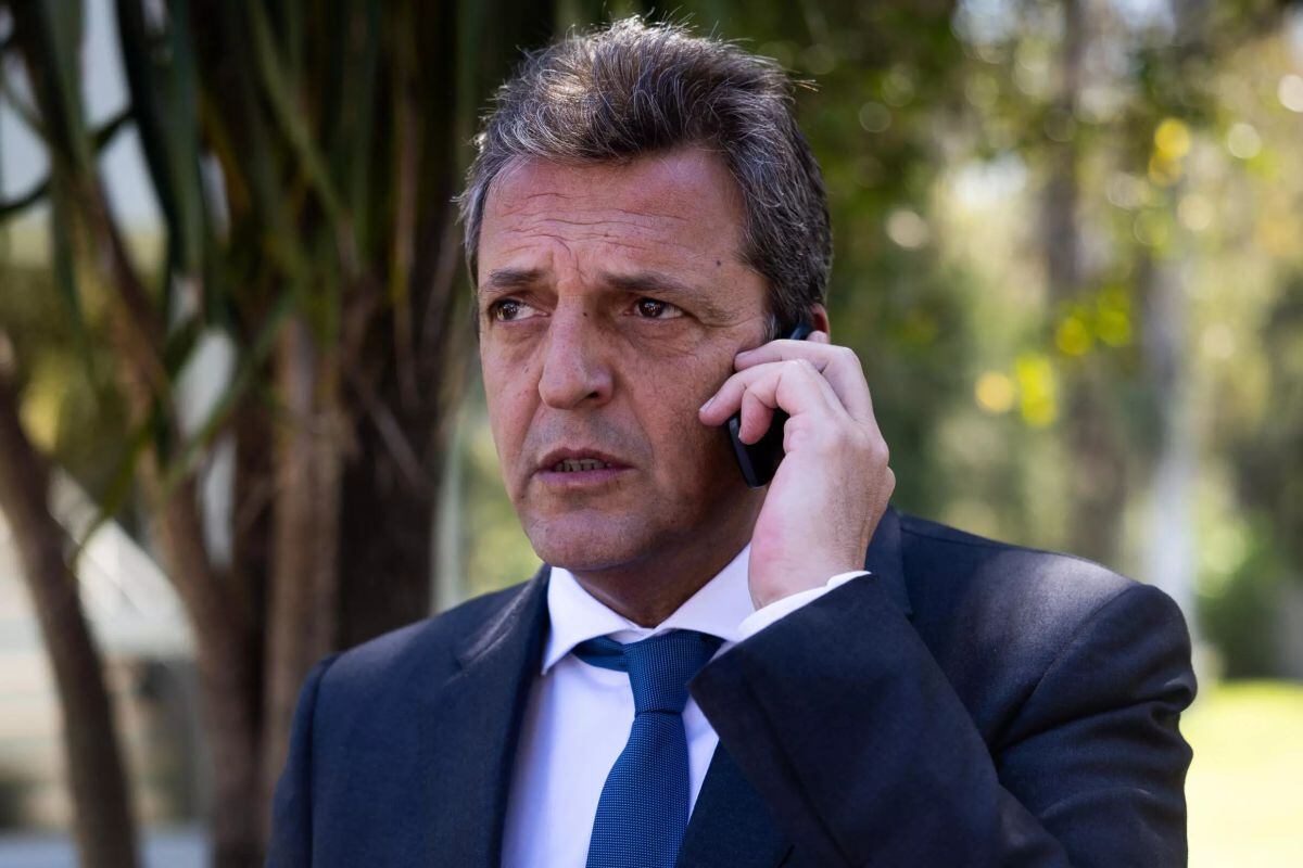 El ministro de Economía de Argentina y candidato peronista a la presidencia, Sergio Massa, habla por teléfono el 5 de octubre de 2023 en Ezeiza © Tomás Cuesta / AFP