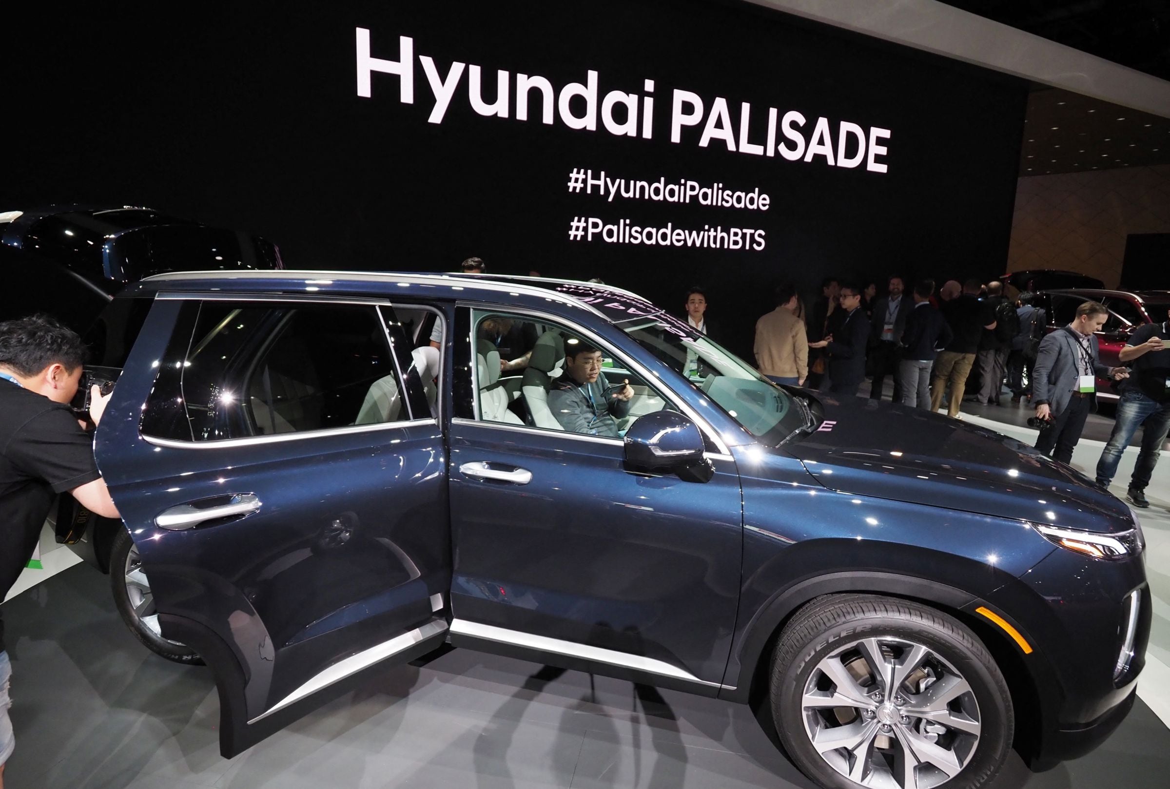 Los asistentes observan de cerca la SUV Hyundai Palisade 2020 tras su presentación en AutoMobility LA, la feria comercial previa al Salón del Automóvil de Los Ángeles, el 28 de noviembre de 2018 en el Centro de Convenciones de Los Ángeles (Foto: Robyn Beck / AFP)