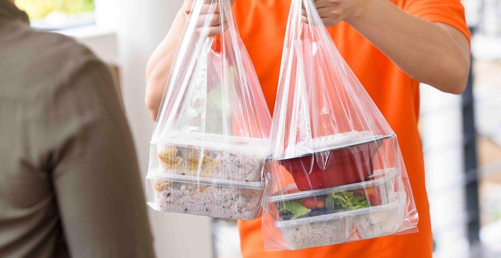 Los restaurantes y cafés de Canadá no podrán volver a ofrecer pajillas, bolsas o cubiertos de plástico. Foto: AP