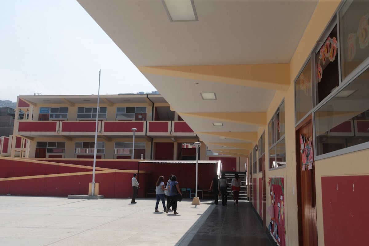 Actualmente, 58 instituciones educativas públicas y 8 institutos de educación superior tecnológica públicos de Lima Metropolitana presentan situaciones de ocupación precaria. (Foto referencial: El Comercio).