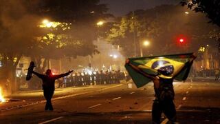 Brasil: Manifestantes y la policía se enfrentan fuera del estadio Maracaná