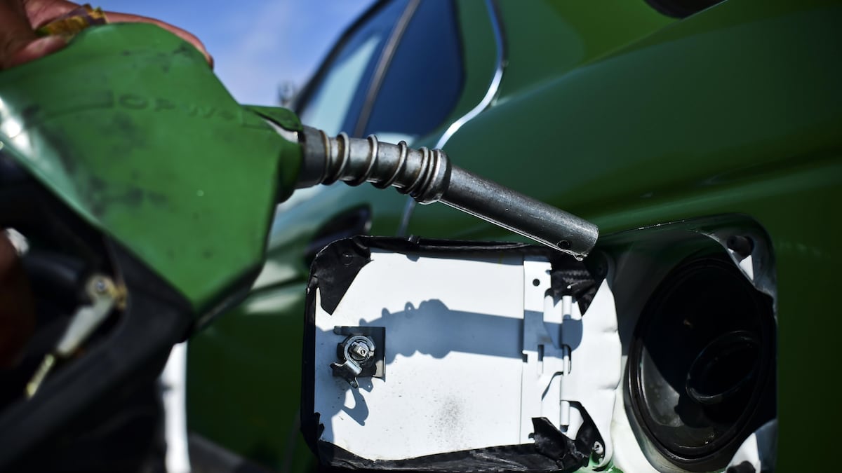 El alto precio de la gasolina, un arma demócrata para disputar distritos clave en EE.UU.