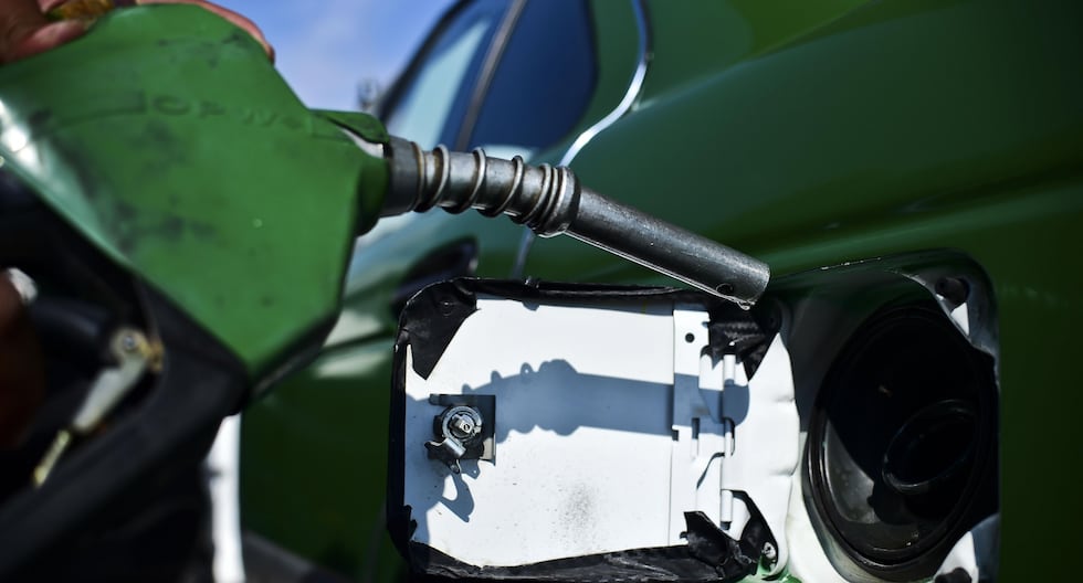 El alto precio de la gasolina, un arma demócrata para disputar distritos clave en EE.UU.