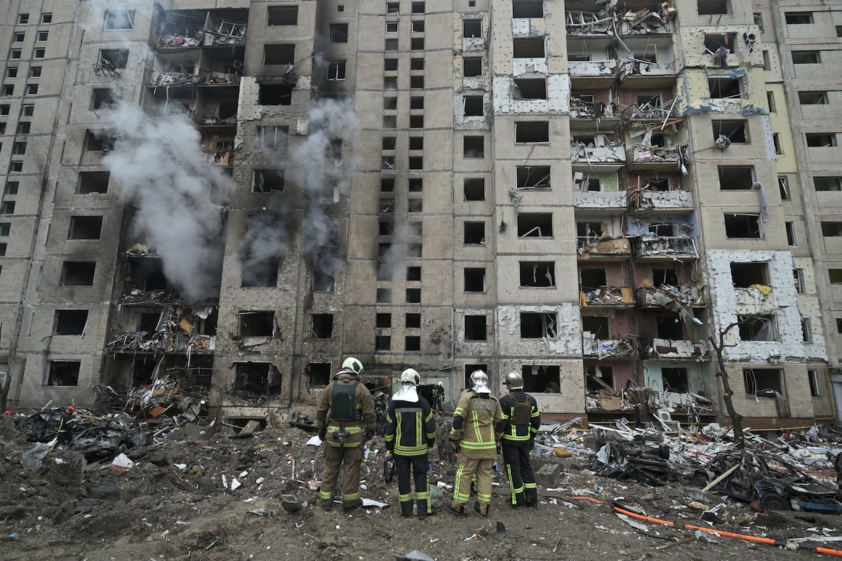 Los bomberos trabajan en un edificio residencial de varias plantas destruido por un ataque con misiles en el centro de Kiev, Ucrania, el 2 de enero de 2024. (Foto de Genya SAVILOV / AFP).