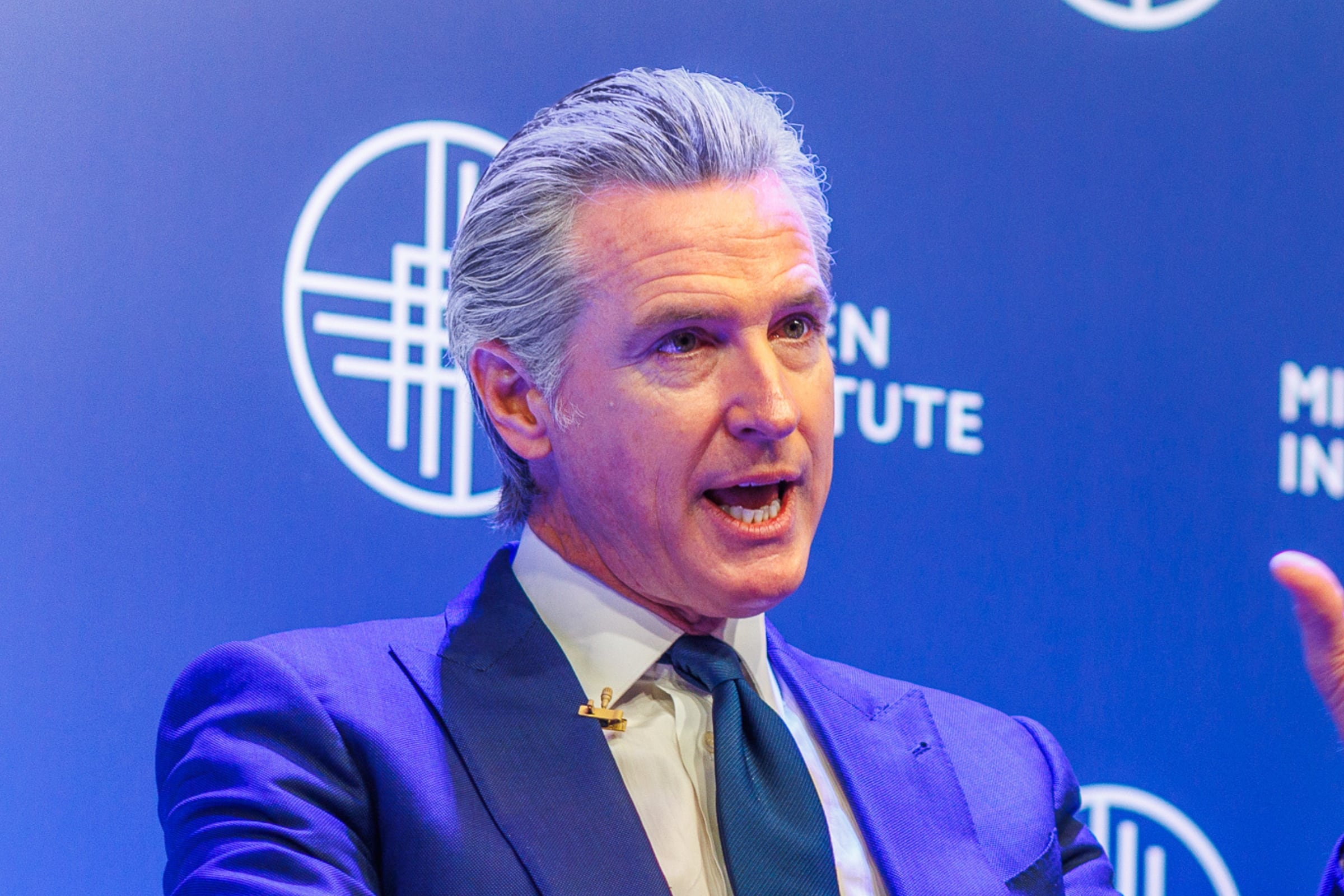 El gobernador Gavin Newsom de California quiso transparentar sus finanzas al revelar sus declaraciones de impuestos de los últimos años (Foto: Milken Institute)