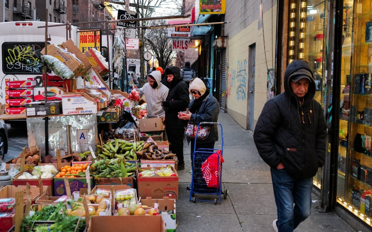 La nueva Street Vendor Business Protection Act impide que las autoridades locales compartan información personal de los vendedores con el ICE sin una orden judicial. (Foto referencial: Charly TRIBALLEAU / AFP)