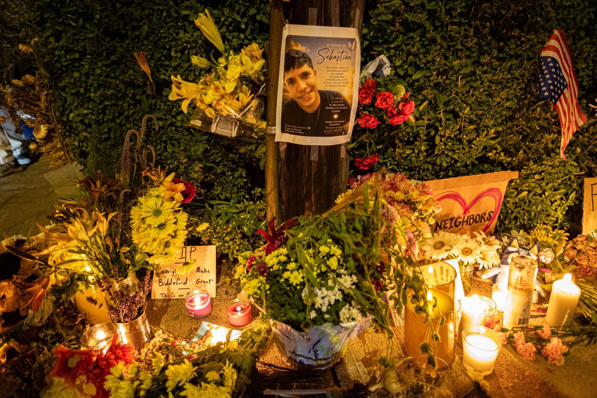 Personas encienden velas y dejan flores en el lugar donde agentes federales de ICE dispararon y mataron a un inmigrante colombiano, en Biddeford, Maine, Estados Unidos, el 13 de julio de 2026. (EFE/EPA/TROY R. BENNETT).