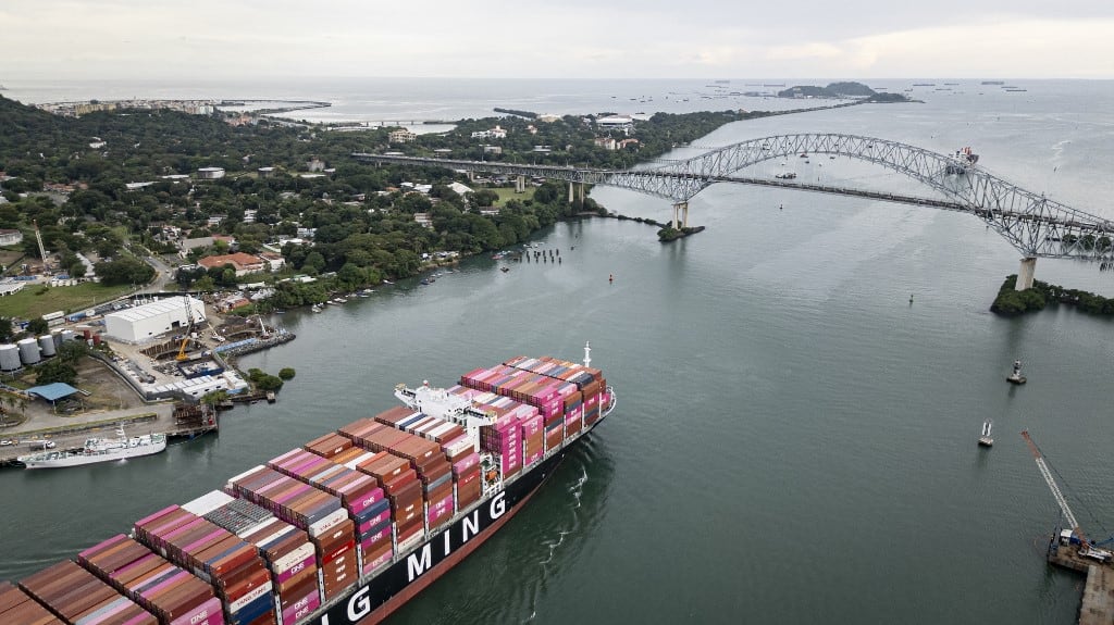 Esta vista aérea muestra al carguero taiwanés Yang Ming saliendo del Canal de Panamá por el lado Pacífico de la Ciudad de Panamá el 6 de octubre de 2025. (Foto de MARTIN BERNETTI / AFP)