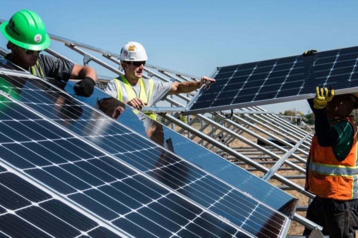Los profesionales en energías renovables lideran la transición hacia un futuro sostenible. Foto: El Peruano.