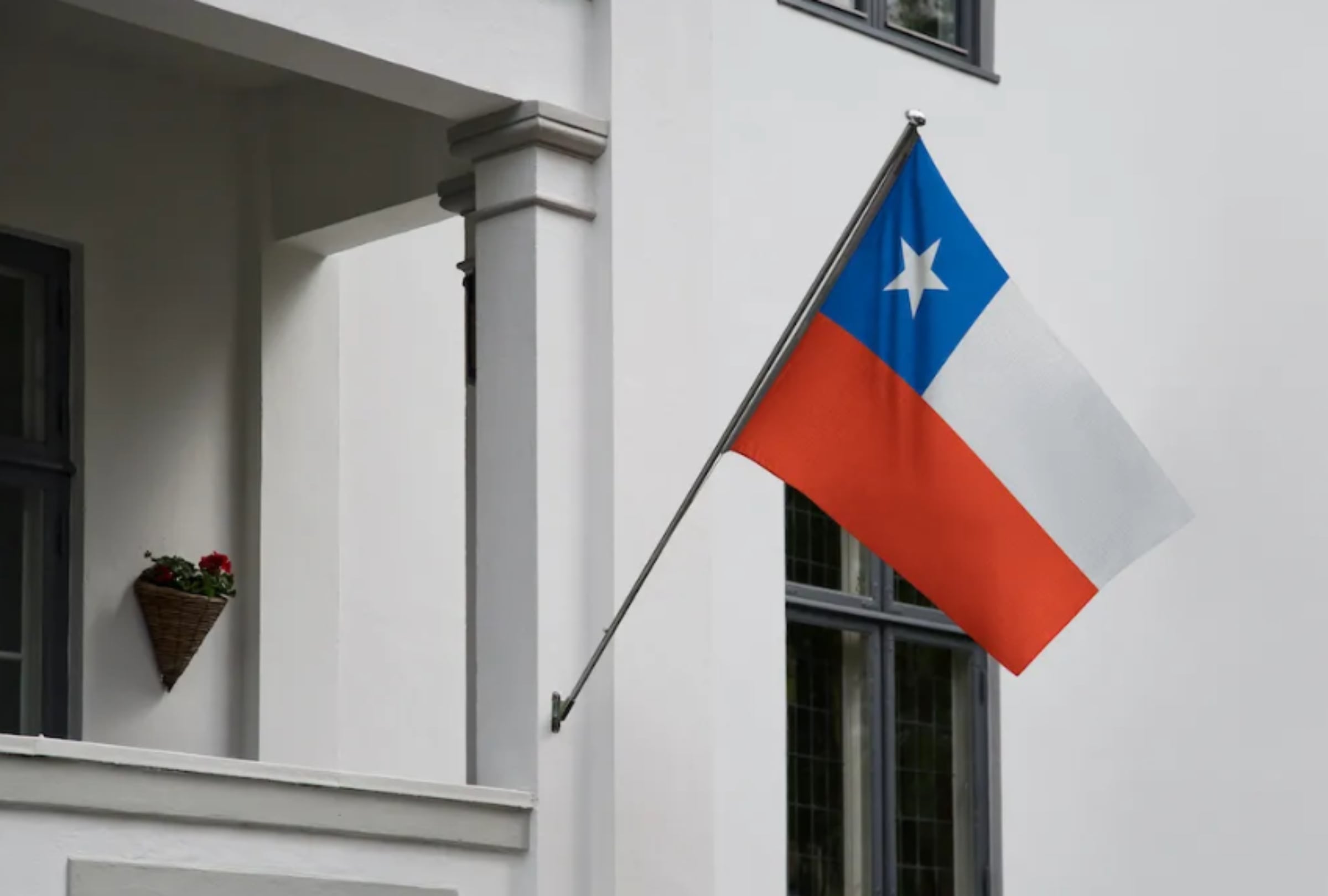A días de la votación decisiva, las encuestas de opinión siguen dando a José Antonio Kast como el vencedor (Foto: AFP)