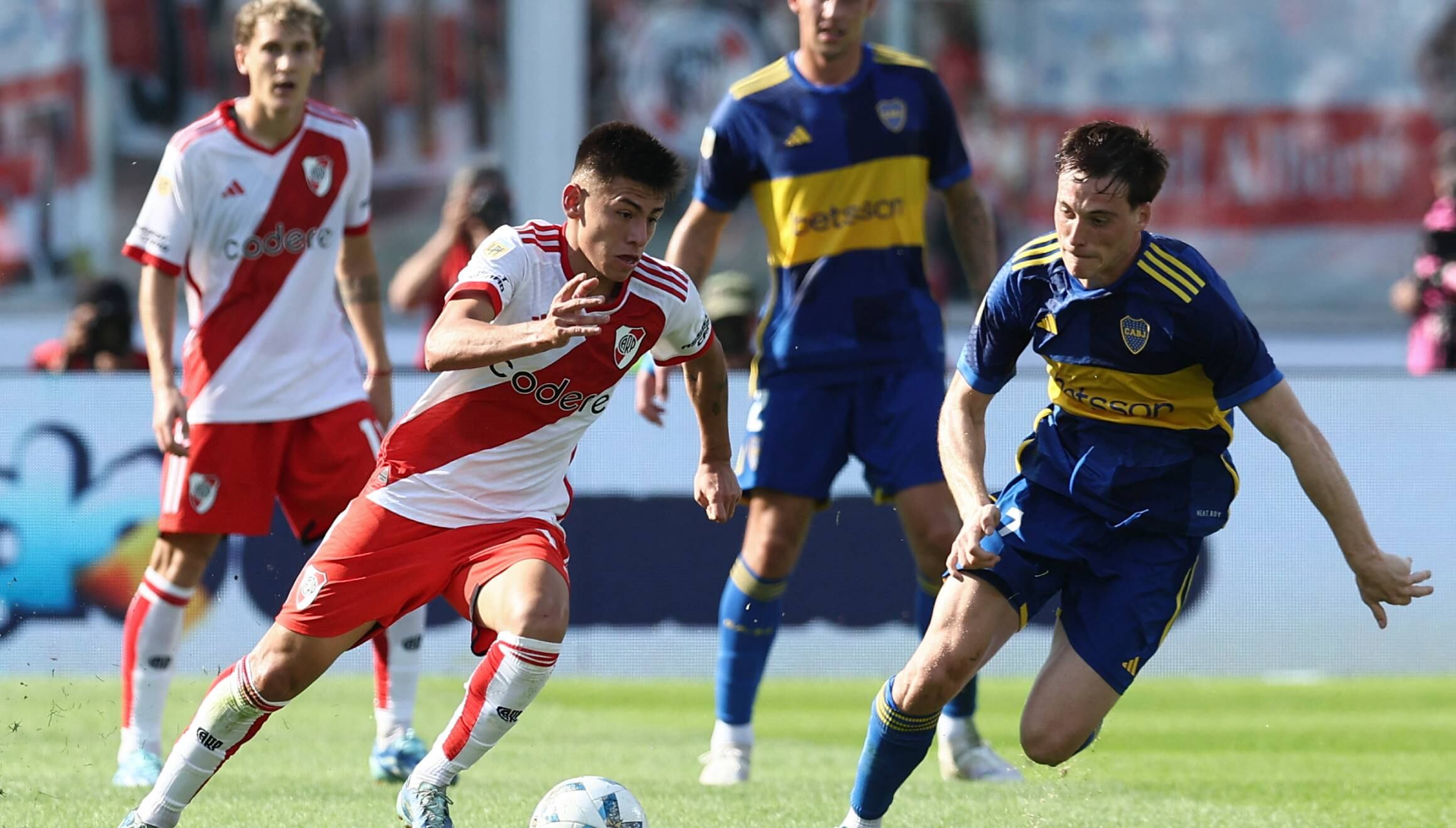 Lista de canales de televisión para ver el superclásico Boca Juniors vs. River Plate este sábado 21 de septiembre desde el estadio La Bombonera de Buenos Aires. (Foto: AFP)
