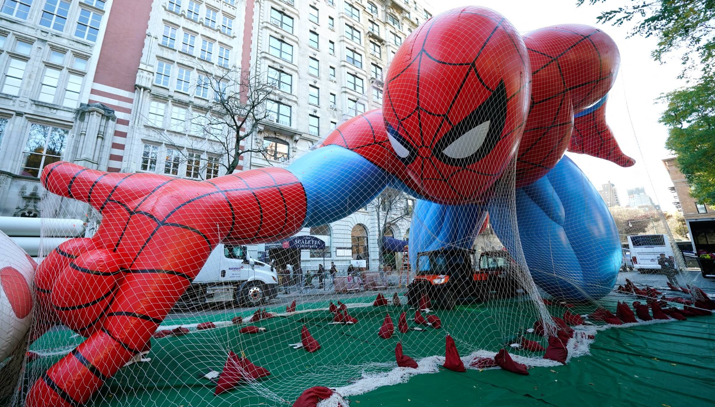 El Hombre Araña se prepara durante el inflado de globos del desfile del Día de Acción de Gracias de Macy's de 2024 en vísperas del desfile en Nueva York, el 27 de noviembre de 2024. El desfile anual del Día de Acción de Gracias de Macy's en la ciudad de Nueva York comenzó en 1924. Foto: TIMOTHY A. CLARY / AFP