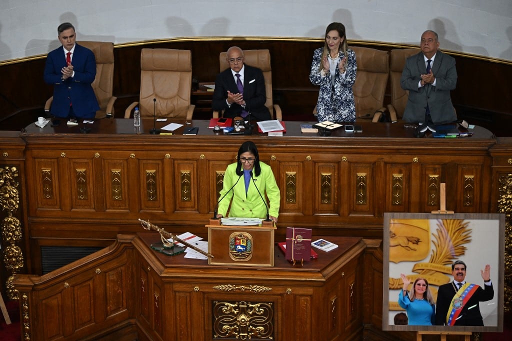 Delcy Rodríguez presentó el mensaje anual de Maduro ante el Parlamento. Era su vicepresidenta y asumió el poder tras la incursión estadounidense del 3 de enero. (Foto: Federico PARRA / AFP)