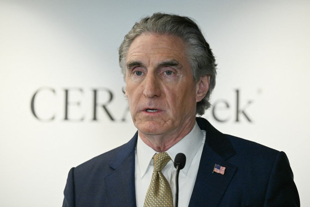 El secretario del Interior de Estados Unidos, Doug Burgum, interviene durante la conferencia energética CERAWeek 2026 de S&P Global en Houston, Texas, el 23 de marzo de 2026. Estados Unidos y TotalEnergies firmaron el lunes un acuerdo para poner fin a los proyectos de parques eólicos marinos de la compañía francesa en EE.UU. y redirigir esos fondos hacia la producción de combustibles fósiles. El secretario del Interior estadounidense afirmó que el acuerdo ascendía a "casi mil millones de dólares". Burgum hizo el anuncio en la conferencia anual CERAWeek en Houston, en un evento donde compareció junto al director ejecutivo de TotalEnergies, Patrick Pouyanne, tras lo cual ambos firmaron el acuerdo. (Foto de RONALDO SCHEMIDT / AFP)