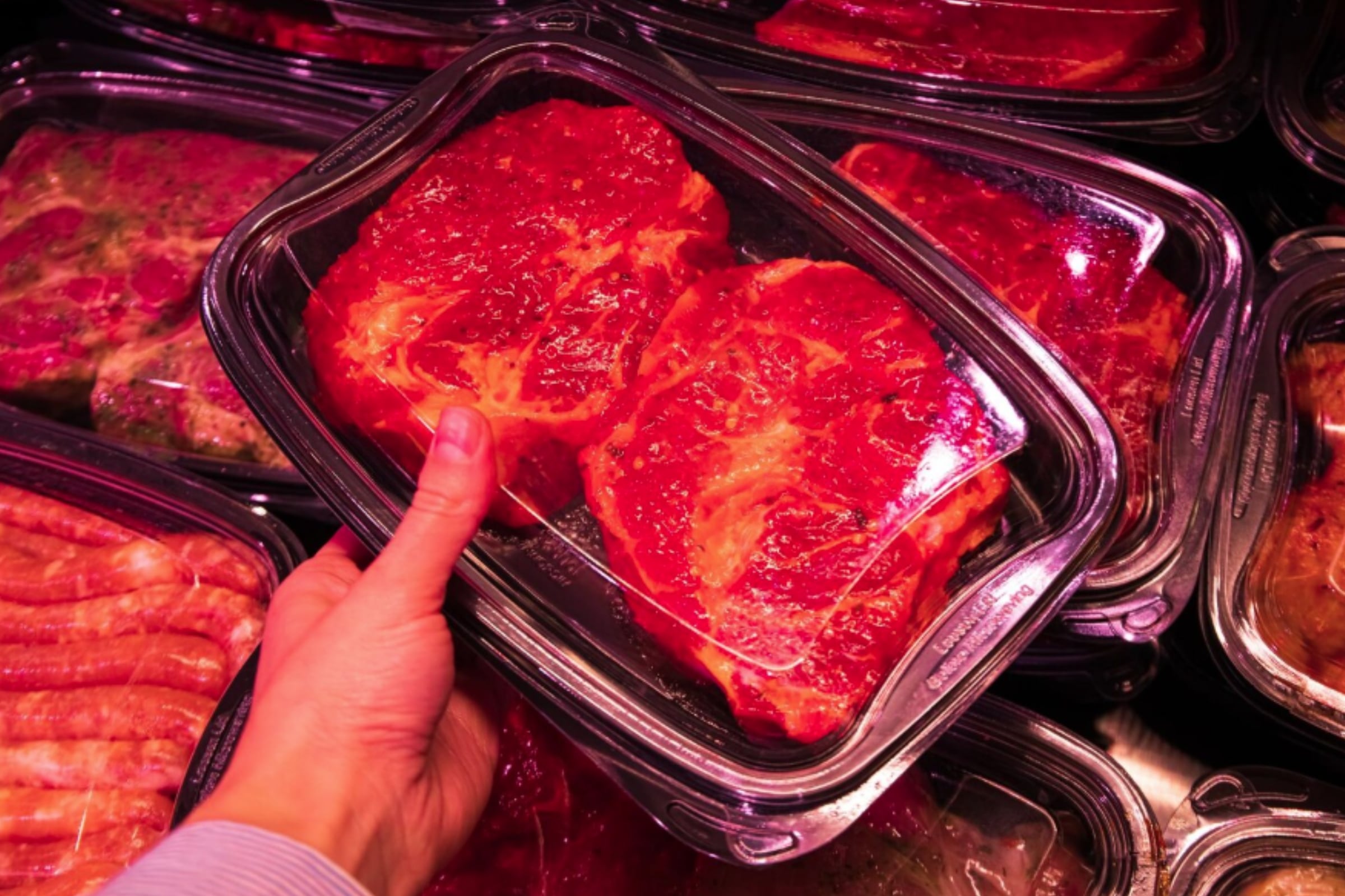 Los investigadores indican que el cambio de coloración de la carne envasada no puede ser un indicador para decir que no es apta para el consumo humano. (Crédito: Magnific / Imagen referencial)