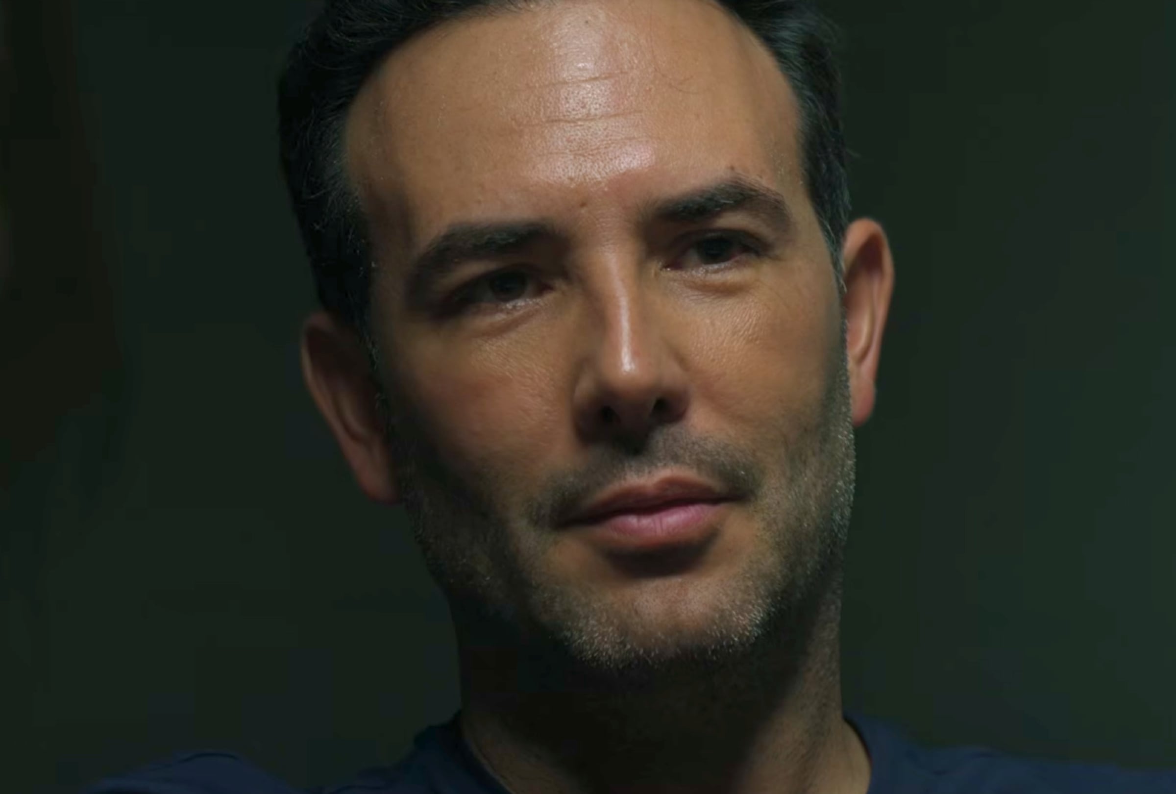 Sebastián Martínez como Esteban Arco en una escena de la segunda temporada de la serie colombiana "Medusa" (Foto: TIS Productions / Netflix)