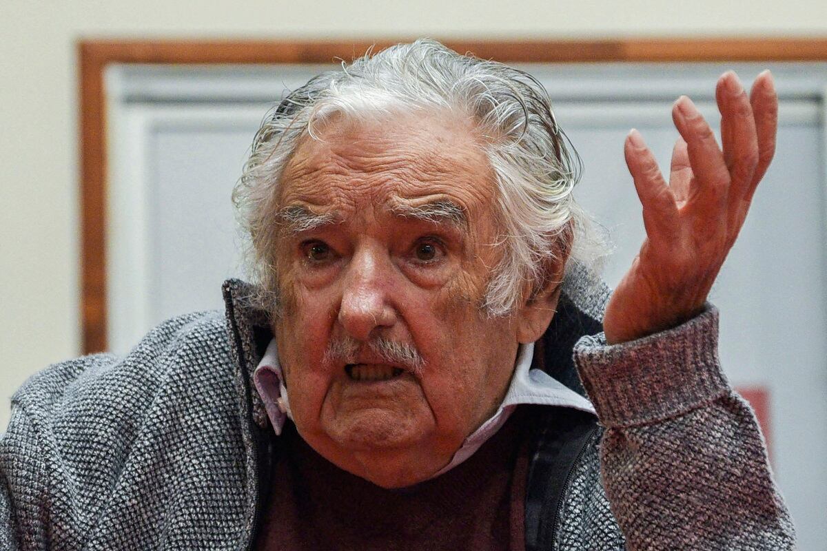 El expresidente uruguayo José Mujica hace un gesto durante una conferencia de prensa en la sede del partido Movimiento de Participación Popular (MPP), en Montevideo, el 29 de abril de 2024. (Foto de AFP)
